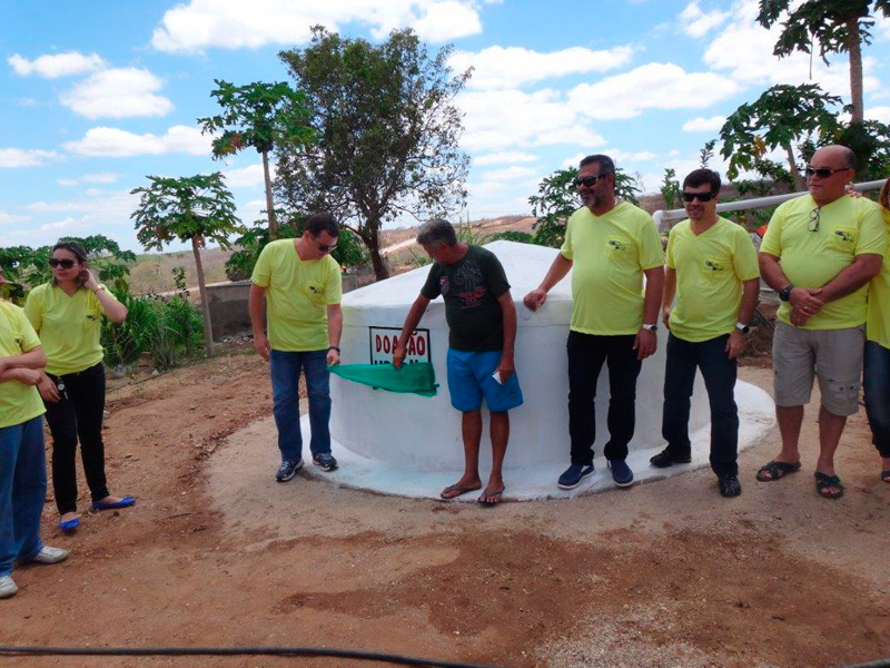 Entrega das Cisternas, Biblioteca Solidária,  Doações de Cestas
Básicas, Brinquedos e Uniformes - Comunidade de Targinos/CE  - UBIC,
realizado no último dia 04/12/13