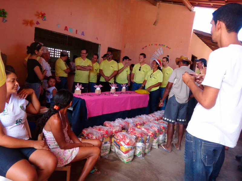Entrega das Cisternas, Biblioteca Solidária,  Doações de Cestas
Básicas, Brinquedos e Uniformes - Comunidade de Targinos/CE  - UBIC,
realizado no último dia 04/12/13