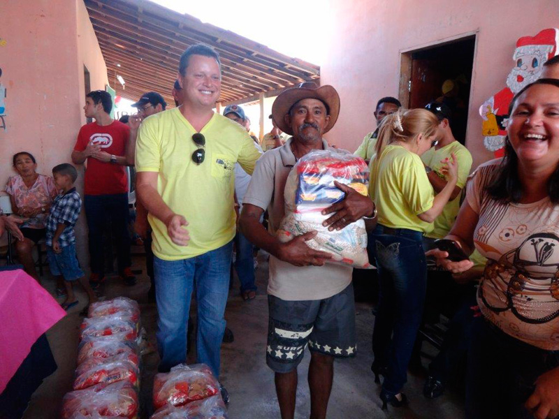 Entrega das Cisternas, Biblioteca Solidária,  Doações de Cestas
Básicas, Brinquedos e Uniformes - Comunidade de Targinos/CE  - UBIC,
realizado no último dia 04/12/13