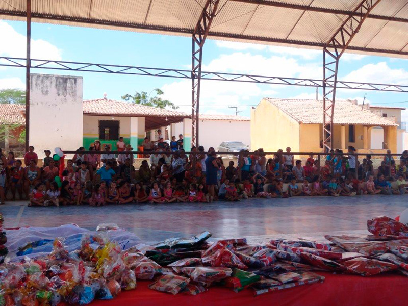 Entrega das Cisternas, Biblioteca Solidária,  Doações de Cestas
Básicas, Brinquedos e Uniformes - Comunidade de Targinos/CE  - UBIC,
realizado no último dia 04/12/13