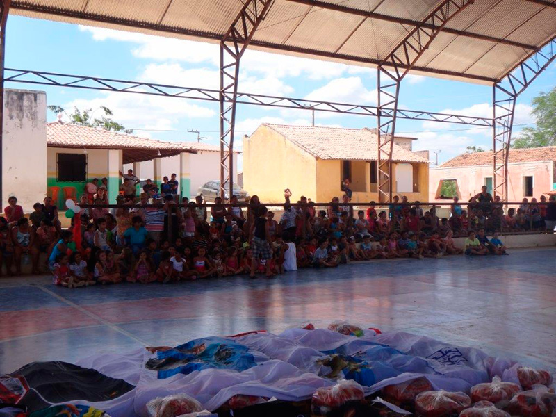 Entrega das Cisternas, Biblioteca Solidária,  Doações de Cestas
Básicas, Brinquedos e Uniformes - Comunidade de Targinos/CE  - UBIC,
realizado no último dia 04/12/13
